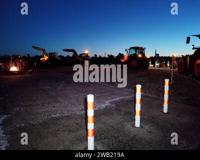 REKORDDATUM NICHT ANGEGEBEN 08.01.2024, Brandenburg, Kremmen Bauerndemo auf der Landstraße 170, Anschlussstelle Kremmen, Protest mit Traktoren, Transportern und Lkws. *** 08 01 2024, Brandenburg, Kremmener Bauerndemonstration auf der Autobahn 170, Abzweig Kremmen, Protest mit Traktoren, Lieferwagen und Lkw Stockfoto