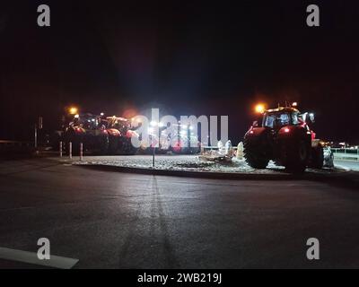 REKORDDATUM NICHT ANGEGEBEN 08.01.2024, Brandenburg, Kremmen Bauerndemo auf der Landstraße 170, Anschlussstelle Kremmen, Protest mit Traktoren, Transportern und Lkws. *** 08 01 2024, Brandenburg, Kremmener Bauerndemonstration auf der Autobahn 170, Abzweig Kremmen, Protest mit Traktoren, Lieferwagen und Lkw Stockfoto