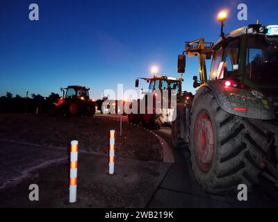 REKORDDATUM NICHT ANGEGEBEN 08.01.2024, Brandenburg, Kremmen Bauerndemo auf der Landstraße 170, Anschlussstelle Kremmen, Protest mit Traktoren, Transportern und Lkws. *** 08 01 2024, Brandenburg, Kremmener Bauerndemonstration auf der Autobahn 170, Abzweig Kremmen, Protest mit Traktoren, Lieferwagen und Lkw Stockfoto