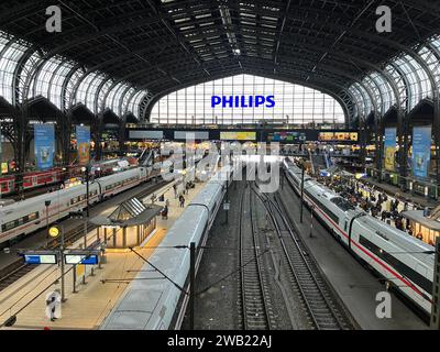 Hamburg, Deutschland. Januar 2024. Züge stehen am Hauptbahnhof still. Nachdem der Zugverkehr in und um Hamburg am Montagmorgen wegen eines technischen Fehlers für anderthalb Stunden völlig gelähmt war, nahmen die ersten Züge gegen 9,40 Uhr ihre Fahrt wieder auf. Quelle: Rabea Gruber/dpa/Alamy Live News Stockfoto