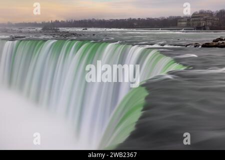 Niagarafälle, Ontario, Kanada, gehören zum UNESCO-Weltkulturerbe und gehören zu den beliebtesten Touristenzielen der Welt. Stockfoto