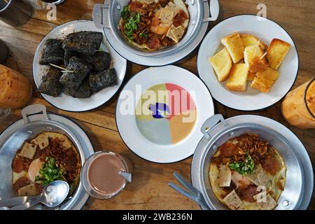 Vietnamesische Nudel Pho, Indochina Pfannengebratene Eier mit Belag und Vanillebrot mit bunter Marmelade Stockfoto