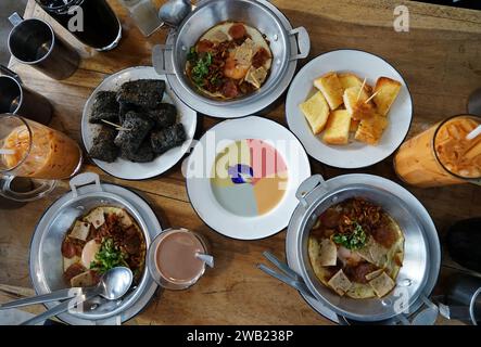 Vietnamesische Nudel Pho, Indochina Pfannengebratene Eier mit Belag und Vanillebrot mit bunter Marmelade Stockfoto