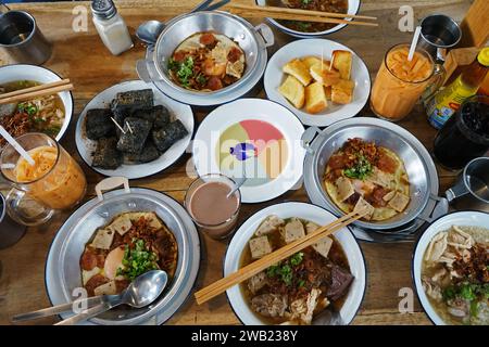 Vietnamesische Nudel Pho, Indochina Pfannengebratene Eier mit Belag und Vanillebrot mit bunter Marmelade Stockfoto