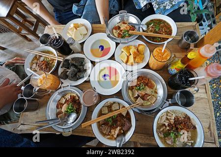 Vietnamesische Nudel Pho, Indochina Pfannengebratene Eier mit Belag und Vanillebrot mit bunter Marmelade Stockfoto