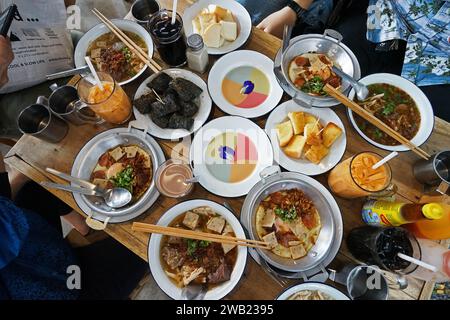 Vietnamesische Nudel Pho, Indochina Pfannengebratene Eier mit Belag und Vanillebrot mit bunter Marmelade Stockfoto