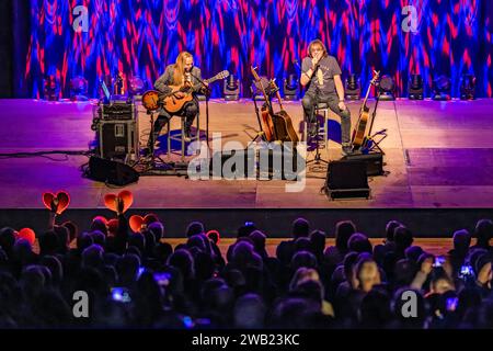 Cottbus, Deutschland. Januar 2024. Ex-Puhdys Frontmann Dieter 'Maschine' Birr (r) und Uwe Hassbecker von der Band Silly treten zusammen mit dem Programm 'Maschine intim - Lieder für Generationen' auf. Vermerk: Frank Hammerschmidt/dpa/Alamy Live News Stockfoto