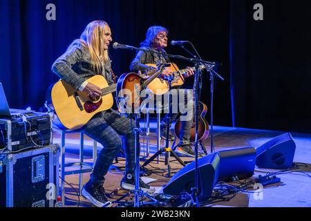 Cottbus, Deutschland. Januar 2024. Ex-Puhdys Frontmann Dieter 'Maschine' Birr (r) und Uwe Hassbecker von der Band Silly treten zusammen mit dem Programm 'Maschine intim - Lieder für Generationen' auf. Vermerk: Frank Hammerschmidt/dpa/Alamy Live News Stockfoto