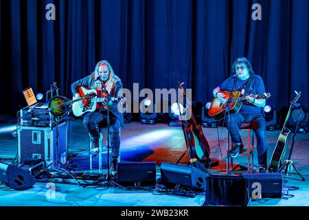 Cottbus, Deutschland. Januar 2024. Ex-Puhdys Frontmann Dieter 'Maschine' Birr (r) und Uwe Hassbecker von der Band Silly treten zusammen mit dem Programm 'Maschine intim - Lieder für Generationen' auf. Vermerk: Frank Hammerschmidt/dpa/Alamy Live News Stockfoto