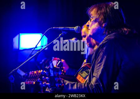 Cottbus, Deutschland. Januar 2024. Ex-Puhdys Frontmann Dieter 'Maschine' Birr (Front) und Uwe Hassbecker von der Band Silly treten zusammen mit dem Programm 'Maschine intim - Lieder für Generationen' auf. Vermerk: Frank Hammerschmidt/dpa/Alamy Live News Stockfoto