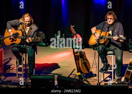 Cottbus, Deutschland. Januar 2024. Ex-Puhdys Frontmann Dieter 'Maschine' Birr (r) und Uwe Hassbecker von der Band Silly treten zusammen mit dem Programm 'Maschine intim - Lieder für Generationen' auf. Vermerk: Frank Hammerschmidt/dpa/Alamy Live News Stockfoto
