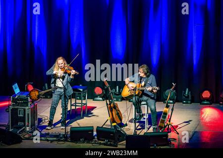 Cottbus, Deutschland. Januar 2024. Ex-Puhdys Frontmann Dieter 'Maschine' Birr (r) und Uwe Hassbecker von der Band Silly treten zusammen mit dem Programm 'Maschine intim - Lieder für Generationen' auf. Vermerk: Frank Hammerschmidt/dpa/Alamy Live News Stockfoto