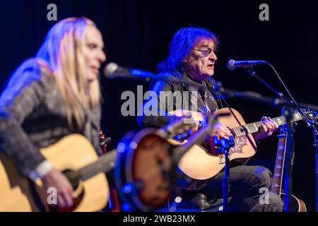Cottbus, Deutschland. Januar 2024. Ex-Puhdys Frontmann Dieter 'Maschine' Birr (r) und Uwe Hassbecker von der Band Silly treten zusammen mit dem Programm 'Maschine intim - Lieder für Generationen' auf. Vermerk: Frank Hammerschmidt/dpa/Alamy Live News Stockfoto