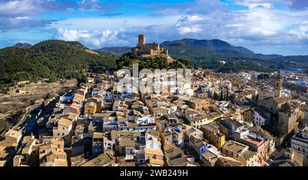 Alte Stadt Biar in Spanien, Sierra de Mariola im Vinalopo-Tal in der Provinz Alicante. Panoramablick der Drohne Stockfoto