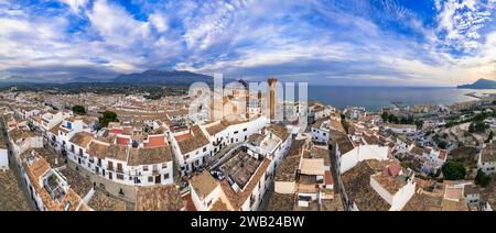 Charmig Küstenstadt Altea an der beliebten Küste Spaniens Costa Blanca. Luftdrohne Panoramablick mit Panoramablick auf die malerische Kathedrale, Provinz Valencia Stockfoto