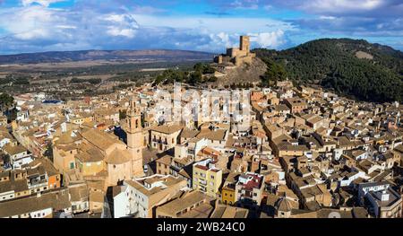 Alte Stadt Biar in Spanien, Sierra de Mariola im Vinalopo-Tal in der Provinz Alicante. Panoramablick der Drohne Stockfoto