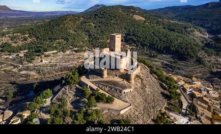 Alte Stadt Biar in Spanien, Sierra de Mariola im Vinalopo-Tal in der Provinz Alicante. Drohnenansicht aus der Luft Stockfoto