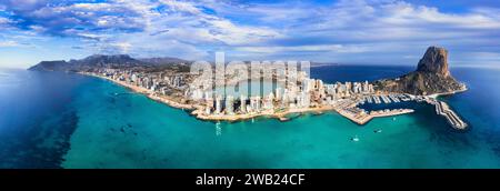 Costa Blanca, Spanien. Panoramablick der Drohne auf die Küstenstadt Calpe mit tollen Stränden. Provinz Alicante Stockfoto