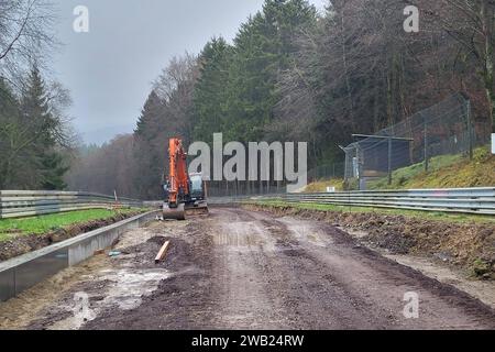 Nürnburger Rennstrecke, Deutschland, Rheinland-Pfalz, Nürnberg, Baumassnahme, 05.01.2024 Umfangreiche Winter-Bauarbeiten auf dem Nürburgring, hier der Streckenabschnitt Fuchsroehre , auf dem Eifelkurs bekommt eine neue Asphaltdecke Rennstrecke, Deutschland, Rheinand-Pfalz, Nürburgring, Baumassnahme, 05.01.2024 *** Nürnberger Rennstrecke, Deutschland, Rheinland-Pfalz, Nürnberg, Bauarbeiten, 05 01 2024 umfangreiche Winterbauarbeiten am Nürburgring, hier erhält der Fuchsroehre Abschnitt der Eifel eine neue Asphaltbelag Rennstrecke, Deutschland, Rheinland-Pfalz, Nürnburg Stockfoto