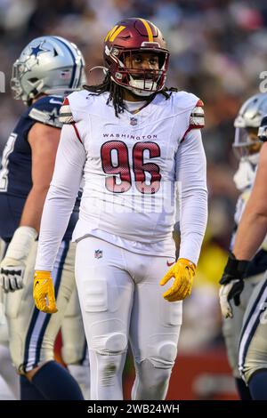 Landover, MD, USA. Januar 2024. Washington Commanders Defensive End James Smith-Williams (96) blickt während des NFL-Spiels zwischen den Dallas Cowboys und den Washington Commanders in Landover, MD, zu. Reggie Hildred/CSM/Alamy Live News Stockfoto