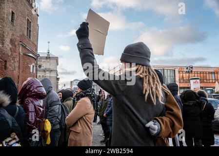 Danzig, Polen. Januar 2024. Die Demonstranten hören sich während der Demonstration Reden an. In Danzig fand eine Demonstration statt, um die Regierung an ihr Versprechen zu erinnern, die Abtreibung in Polen zu legalisieren. Da das Ergebnis der letzten Parlamentswahlen von der Rekordbeteiligung der Frauen bestimmt wurde, erinnerten die Organisatoren der Demonstration die Öffentlichkeit daran, dass eine Änderung des Abtreibungsgesetzes von entscheidender Bedeutung ist. Sie war entscheidend für das Ergebnis der Wahlen und für diejenigen, die schwanger werden konnten. Ähnliche Demonstrationen fanden in mehreren Städten in Polen statt. Quelle: SOPA Images Limited/Alamy Live News Stockfoto