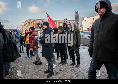 Danzig, Polen. Januar 2024. Die Demonstranten hören sich während der Demonstration Reden an. In Danzig fand eine Demonstration statt, um die Regierung an ihr Versprechen zu erinnern, die Abtreibung in Polen zu legalisieren. Da das Ergebnis der letzten Parlamentswahlen von der Rekordbeteiligung der Frauen bestimmt wurde, erinnerten die Organisatoren der Demonstration die Öffentlichkeit daran, dass eine Änderung des Abtreibungsgesetzes von entscheidender Bedeutung ist. Sie war entscheidend für das Ergebnis der Wahlen und für diejenigen, die schwanger werden konnten. Ähnliche Demonstrationen fanden in mehreren Städten in Polen statt. Quelle: SOPA Images Limited/Alamy Live News Stockfoto