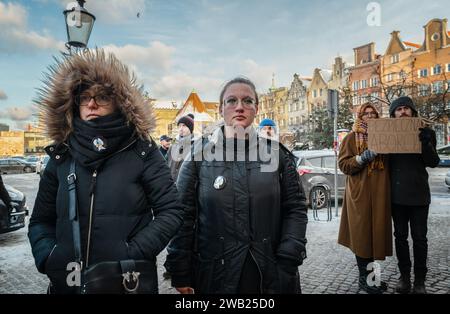 Danzig, Polen. Januar 2024. Demonstranten halten während der Demonstration Reden. In Danzig fand eine Demonstration statt, um die Regierung an ihr Versprechen zu erinnern, die Abtreibung in Polen zu legalisieren. Da das Ergebnis der letzten Parlamentswahlen von der Rekordbeteiligung der Frauen bestimmt wurde, erinnerten die Organisatoren der Demonstration die Öffentlichkeit daran, dass eine Änderung des Abtreibungsgesetzes von entscheidender Bedeutung ist. Sie war entscheidend für das Ergebnis der Wahlen und für diejenigen, die schwanger werden konnten. Ähnliche Demonstrationen fanden in mehreren Städten in Polen statt. Quelle: SOPA Images Limited/Alamy Live News Stockfoto