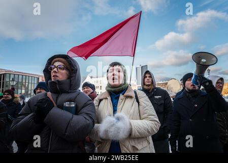 Danzig, Polen. Januar 2024. Die Demonstranten skandieren während der Demonstration Slogans. In Danzig fand eine Demonstration statt, um die Regierung an ihr Versprechen zu erinnern, die Abtreibung in Polen zu legalisieren. Da das Ergebnis der letzten Parlamentswahlen von der Rekordbeteiligung der Frauen bestimmt wurde, erinnerten die Organisatoren der Demonstration die Öffentlichkeit daran, dass eine Änderung des Abtreibungsgesetzes von entscheidender Bedeutung ist. Sie war entscheidend für das Ergebnis der Wahlen und für diejenigen, die schwanger werden konnten. Ähnliche Demonstrationen fanden in mehreren Städten in Polen statt. Quelle: SOPA Images Limited/Alamy Live News Stockfoto