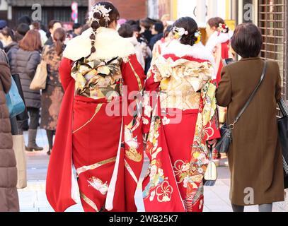 Tokio, Japan. Januar 2024. 20-jährige Menschen in bunten Kimono-Kleidern treffen sich zur Zeremonie des Coming of Age Day am Montag, den 8. Januar 2024 in Tokio. (Foto: Yoshio Tsunoda/AFLO) Credit: Aflo Co. Ltd./Alamy Live News Stockfoto