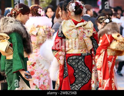 Tokio, Japan. Januar 2024. 20-jährige Menschen in bunten Kimono-Kleidern treffen sich zur Zeremonie des Coming of Age Day am Montag, den 8. Januar 2024 in Tokio. (Foto: Yoshio Tsunoda/AFLO) Credit: Aflo Co. Ltd./Alamy Live News Stockfoto