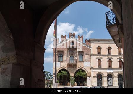 Gotischer Palazzo di Giustizia (soave Justizpalast) erbaut 1375 von Cansignorio della Scala im historischen Zentrum von Soave, Provinz Verona, Veneto I. Stockfoto