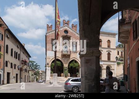 Gotischer Palazzo di Giustizia (soave Justizpalast) erbaut 1375 von Cansignorio della Scala im historischen Zentrum von Soave, Provinz Verona, Veneto I. Stockfoto