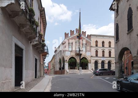 Gotischer Palazzo di Giustizia (soave Justizpalast) erbaut 1375 von Cansignorio della Scala im historischen Zentrum von Soave, Provinz Verona, Veneto I. Stockfoto