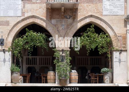 Gotischer Palazzo di Giustizia (soave Justizpalast) erbaut 1375 von Cansignorio della Scala im historischen Zentrum von Soave, Provinz Verona, Veneto I. Stockfoto