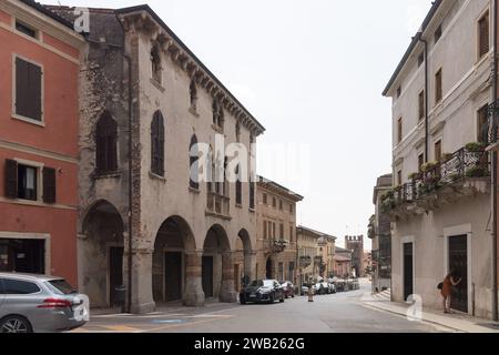 Gotischer Palazzo Cavalli (Palast von Soave Cavalli) erbaut im 15. Jahrhundert im historischen Zentrum von Soave, Provinz Verona, Veneto, Italien© Wojciech Strozyk / A Stockfoto