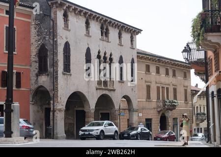 Gotischer Palazzo Cavalli (Palast von Soave Cavalli) erbaut im 15. Jahrhundert im historischen Zentrum von Soave, Provinz Verona, Veneto, Italien© Wojciech Strozyk / A Stockfoto