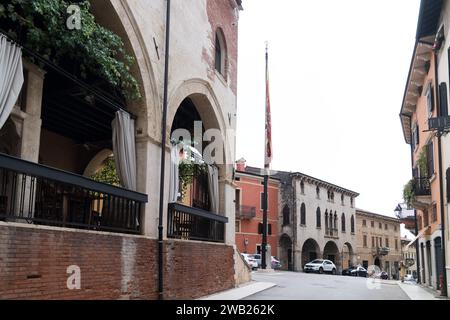 Gotischer Palazzo di Giustizia (soave Justizpalast), erbaut 1375 von Cansignorio della Scala und Palazzo Cavalli (Soave Cavalli Palast), erbaut im XV. jahrhundert Stockfoto