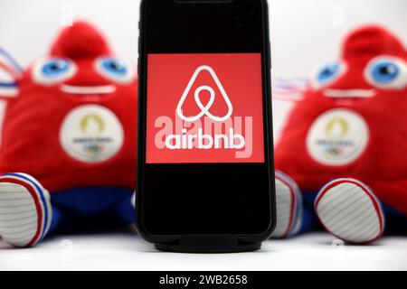 Paris, Frankreich. April 2023. © PHOTOPQR/LE PARISIEN/Le PARISIEN/Arnaud Journois ; PARIS ; 20/04/2023 ; IMMOBILIER, ILLUSTRATION LOCATION DE LOGEMENTS SUR AIRBNB POUR LES JEUX OLYMPIQUES DE PARIS 2024/LE LOGO AIRBNB DEVANT LES PHRYGES, MASCOTTES DES JO PHOTO LE PARISIEN/ARNAUD JOURNOIS STOCKFOTO AIRBNB in Paris für OLYMPIQUES DE Paris Credit: MAXPPP/Alamy News Stockfoto