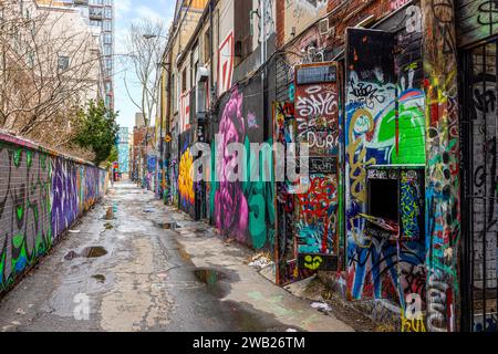 Die Graffiti Alley, auch bekannt als Rush Lane, ist ein verstecktes Juwel im Modeviertel von Toronto. Es ist eine enge Gasse, die von farbenfrohen Wandmalereien und Straßen gesäumt ist Stockfoto