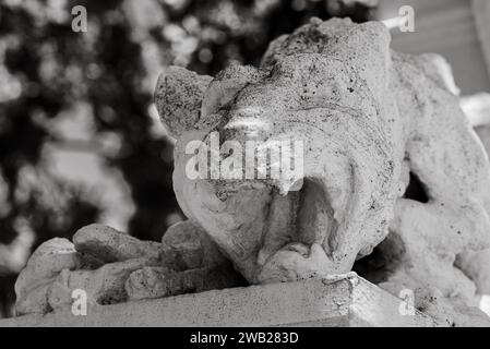 Eine Nahaufnahme einer Steinskulptur in Graustufen an einer Wand Stockfoto