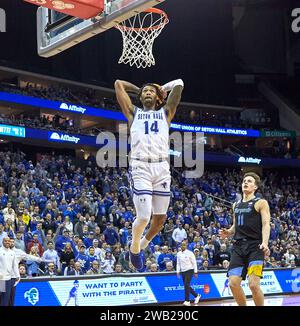 Seton Hall Pirates Guard Dre Davis (14) taucht in der zweiten Halbzeit gegen die Marquette Golden Eagles während eines Big East Basketball Matchups im Prudential Center in Newark, New Jersey am Samstag, den 6. Januar 2024. Duncan Williams/CSM Stockfoto