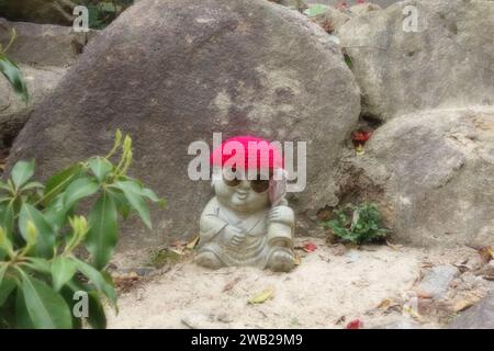 Statuen zum Gedenken an ungeborene Kinder auf der Insel Miyajima in der Nähe von Hiroshima, Japan Stockfoto