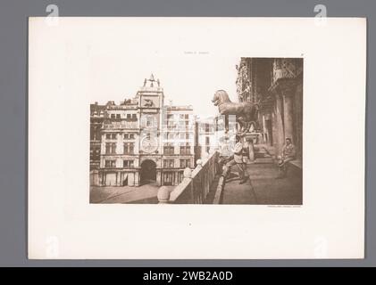 Blick auf den Torre dell'orologio von einem Balkon des Markus in Venedig, Anonym, um 1888 - in oder vor 1898 fotomechanischer Druck Hersteller: Basilika San Marcopublisher: Venezianischer Papierturm, Uhrenturm  monumentale Verzierung. Loggia, Veranda, Glockenturm Stockfoto