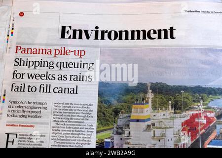 "Panama Pile-up Shipping Wareuing for wochenlang, da Regen den Kanal nicht füllen kann" Guardian Zeitung Schlagzeile Umwelt artikel 23 Dezember 2023 London Großbritannien Stockfoto