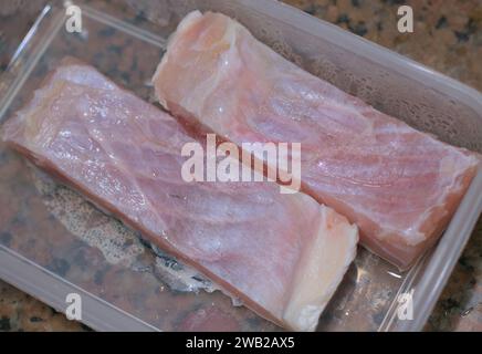 Roher Fisch schneidet aus dem Kühlschrank, bereit zum Kochen. Stockfoto