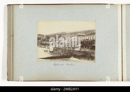 Blick auf den Boulevard und den Strand von Ventnor, 1889 Foto dieses Foto ist Teil eines Albums. Ventnor-Papier. Allee, Boulevard, Promenade, Promenade, Esplanade mit Albumendruck aus Pappe. Stadtblick im Allgemeinen; „Veduta“. Beach Ventnor Stockfoto