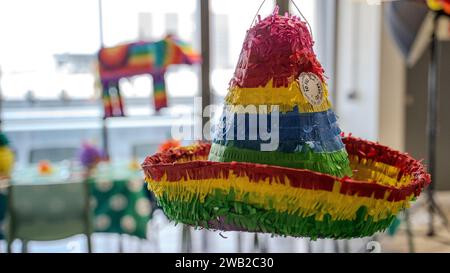 Ein traditioneller mexikanischer Hut aus Stroh hängt an der Wand eines lebendigen und verspielten Kinderspielzimmers Stockfoto