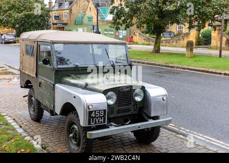 Ein klassisches Land Rover Fahrzeug der Serie 1, das im Broadway-Dorf Cotswolds England geparkt ist, hat die vorderen Kotflügel und das braune Canopy-Schutzdach ersetzt, England, Großbritannien Stockfoto