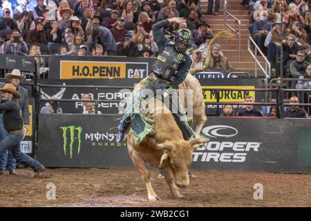 New York, New York, USA. Januar 2024. (NEU) 2024 professionelle Bullenreiter entfesseln das Biest im Garten. 7. Januar 2024, New York, USA: Boudreaux Campbell reitet man Hater während der dritten Runde der Professional Bull Riders 2024 am 7. Januar 2024 im Madison Square Garden. (Kreditbild: © Ron Adar/TheNEWS2 via ZUMA Press Wire) NUR REDAKTIONELLE VERWENDUNG! Nicht für kommerzielle ZWECKE! Quelle: ZUMA Press, Inc./Alamy Live News Stockfoto