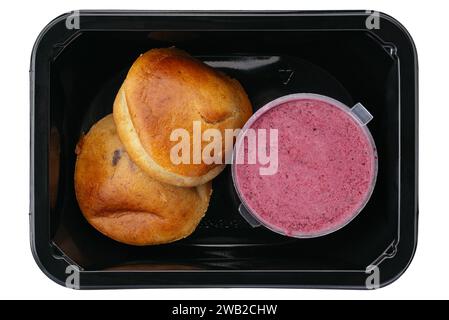 Pfannkuchen mit Marmelade in der Lunchbox auf weißem Hintergrund Stockfoto